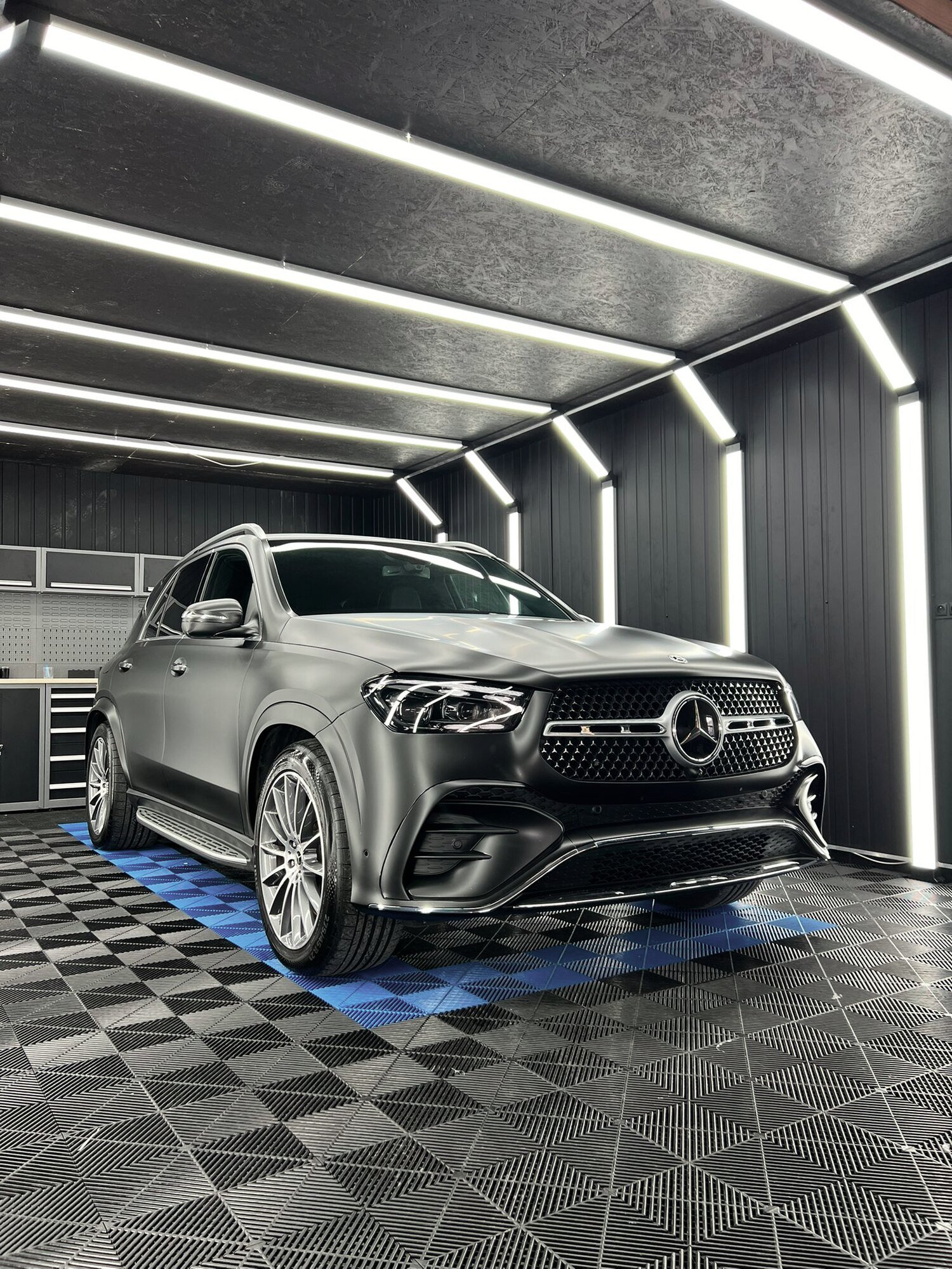 Matný Mercedes GLE v detailingovom štúdiu Dream Garage